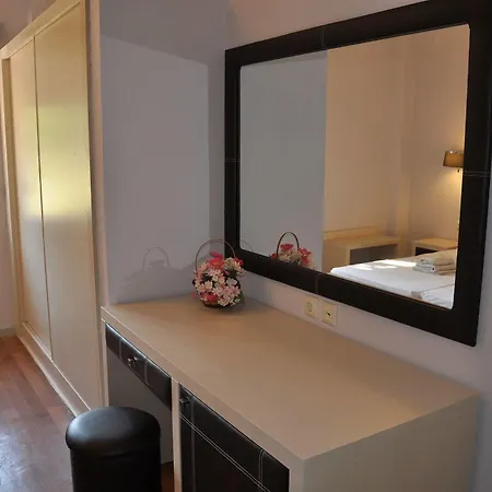 Hotel Elena 2*